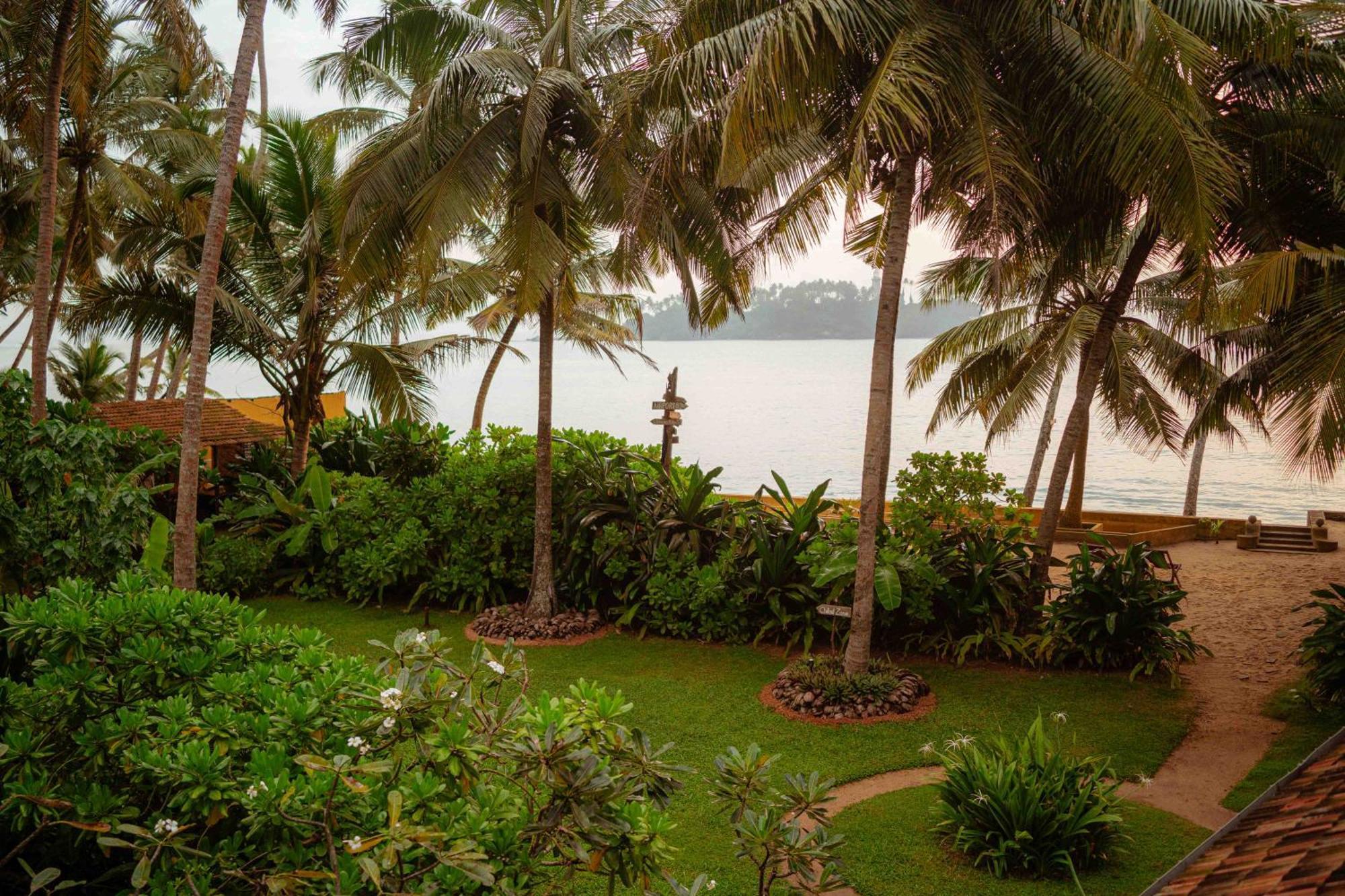Amuura Beach Villa Берувала Экстерьер фото